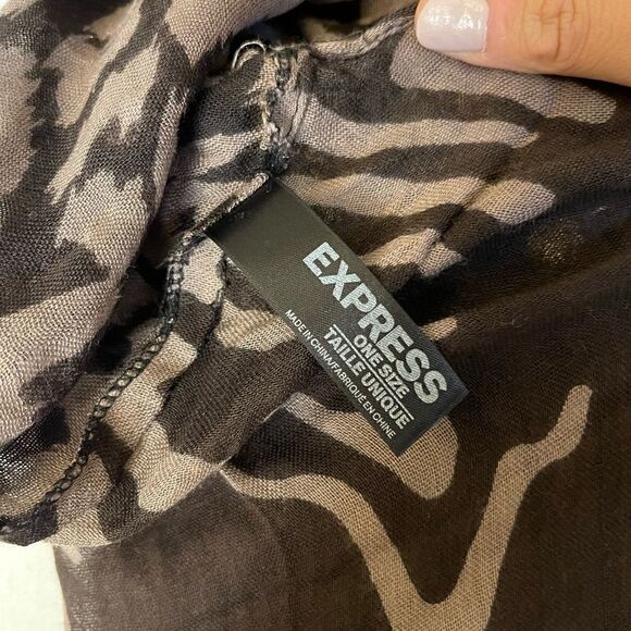 EXPRESS Infinity Scarf    - Picture 4 of 5